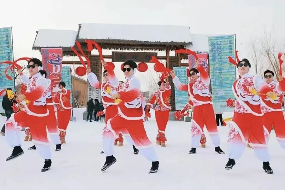雪覆梅河丨一抹红韵暖寒冬