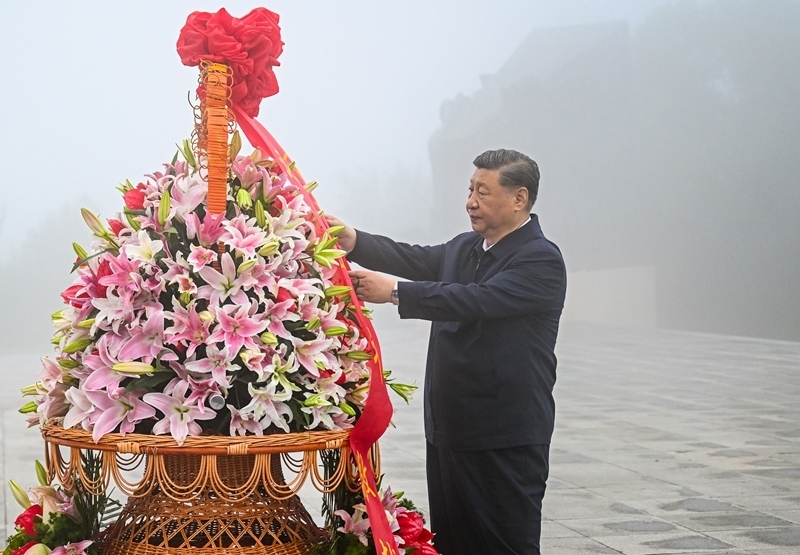 2025年7月7日，习近平总书记在位于山西省阳泉市狮脑山的百团大战纪念碑广场，向八路军烈士敬献花篮。