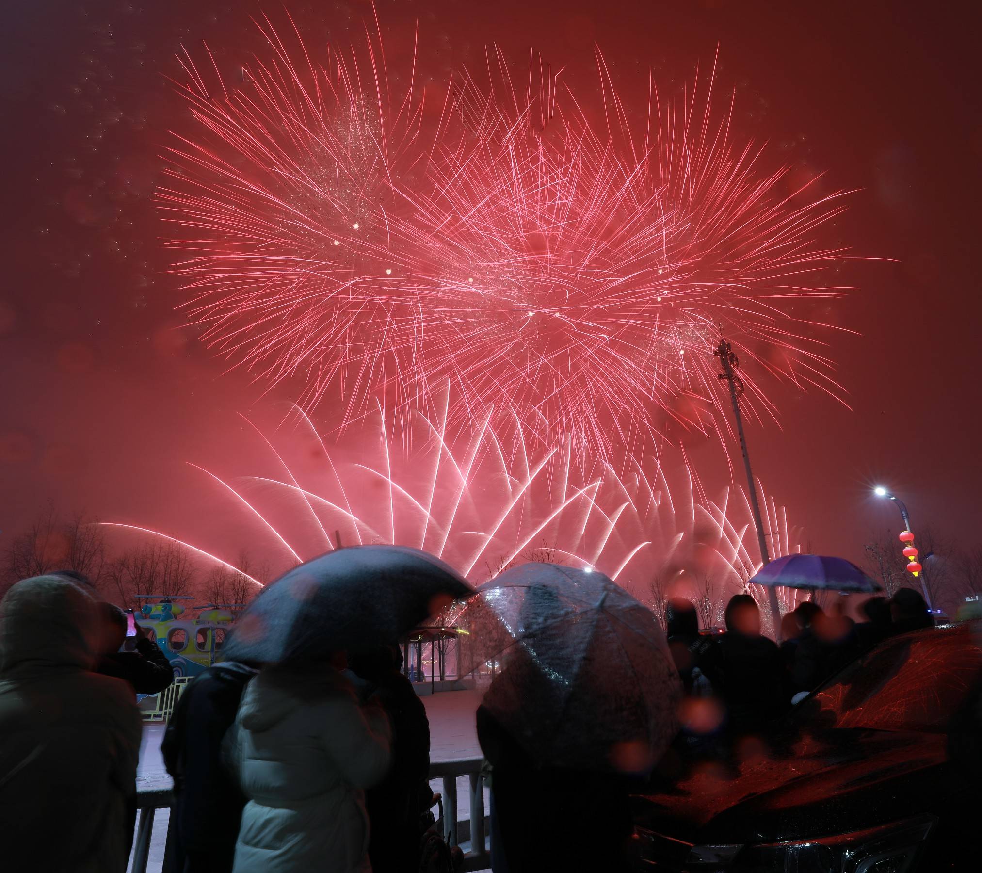 元宵节烟花与无人机共绘梅河口浪漫