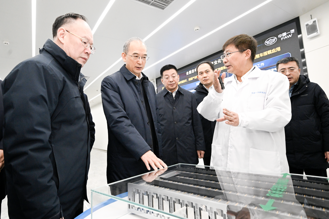 黄强到中国一汽和中车长客公司调研