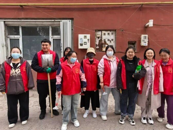 【培育新风尚 文明月月行】铁北街道东洼社区开展无物业小区环境整治 筑牢宜居幸福家园