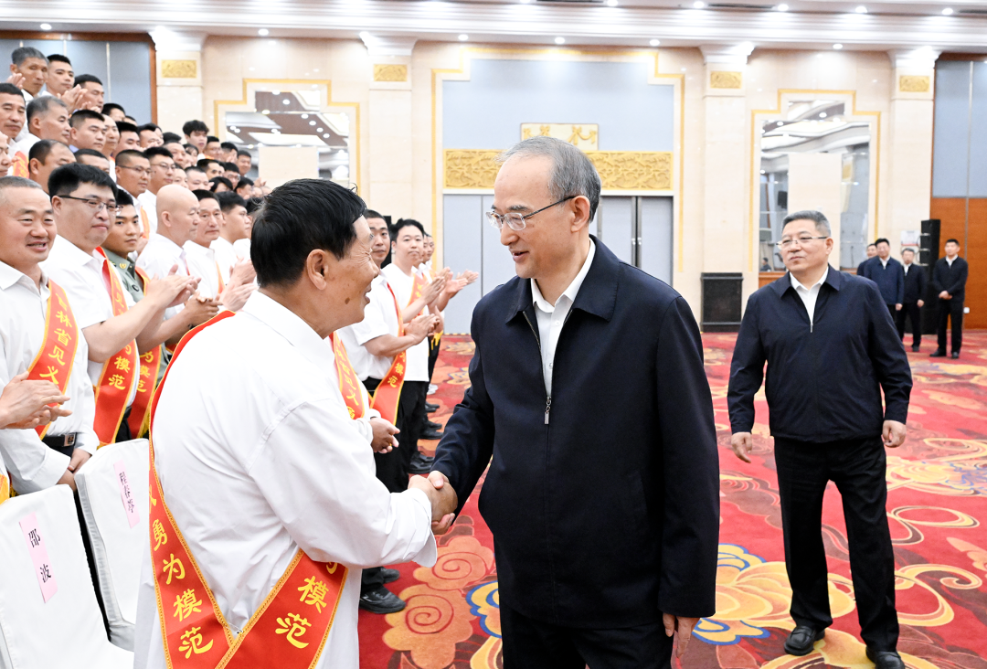 黄强接见全省见义勇为模范和先进个人