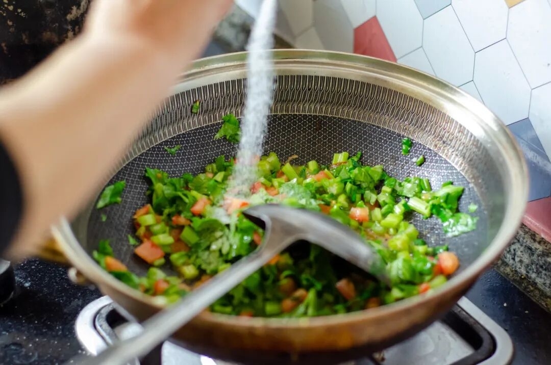 【科学辟谣】降血压的饮食，就是炒菜少放盐？