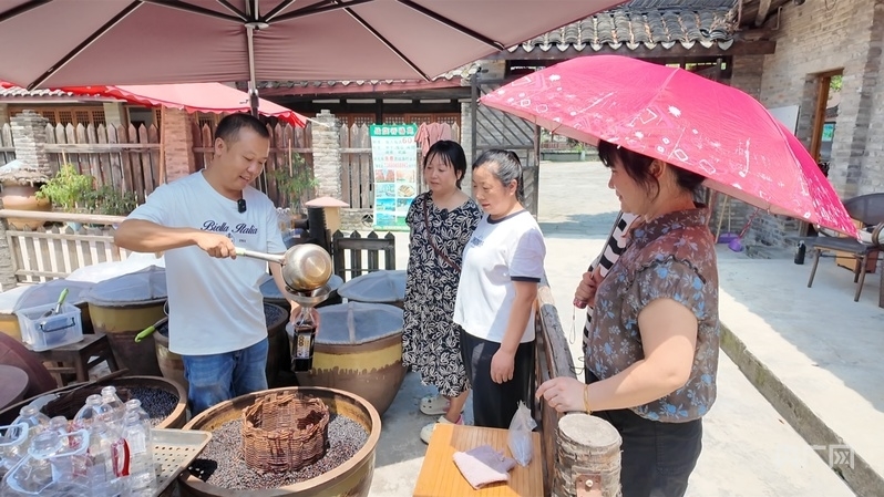 【习声回响&middot;聆听温暖中国】蜀乡&ldquo;战旗&rdquo;红 坊间万象新