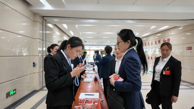 出席中国共产党梅河口市第十次代表大会的党代表向大会秘书处报到