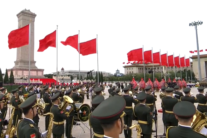 独家视频丨向人民英雄敬献花篮仪式正式开始 全场高唱国歌