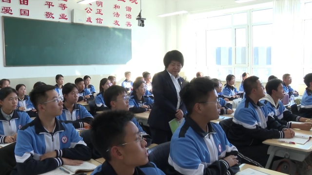 【人大代表风采】李威：丹心育桃李 履职为民生