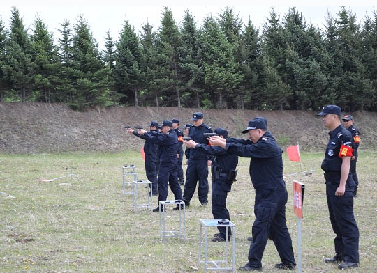 敦森公安组织实弹射击训练提升控枪能力