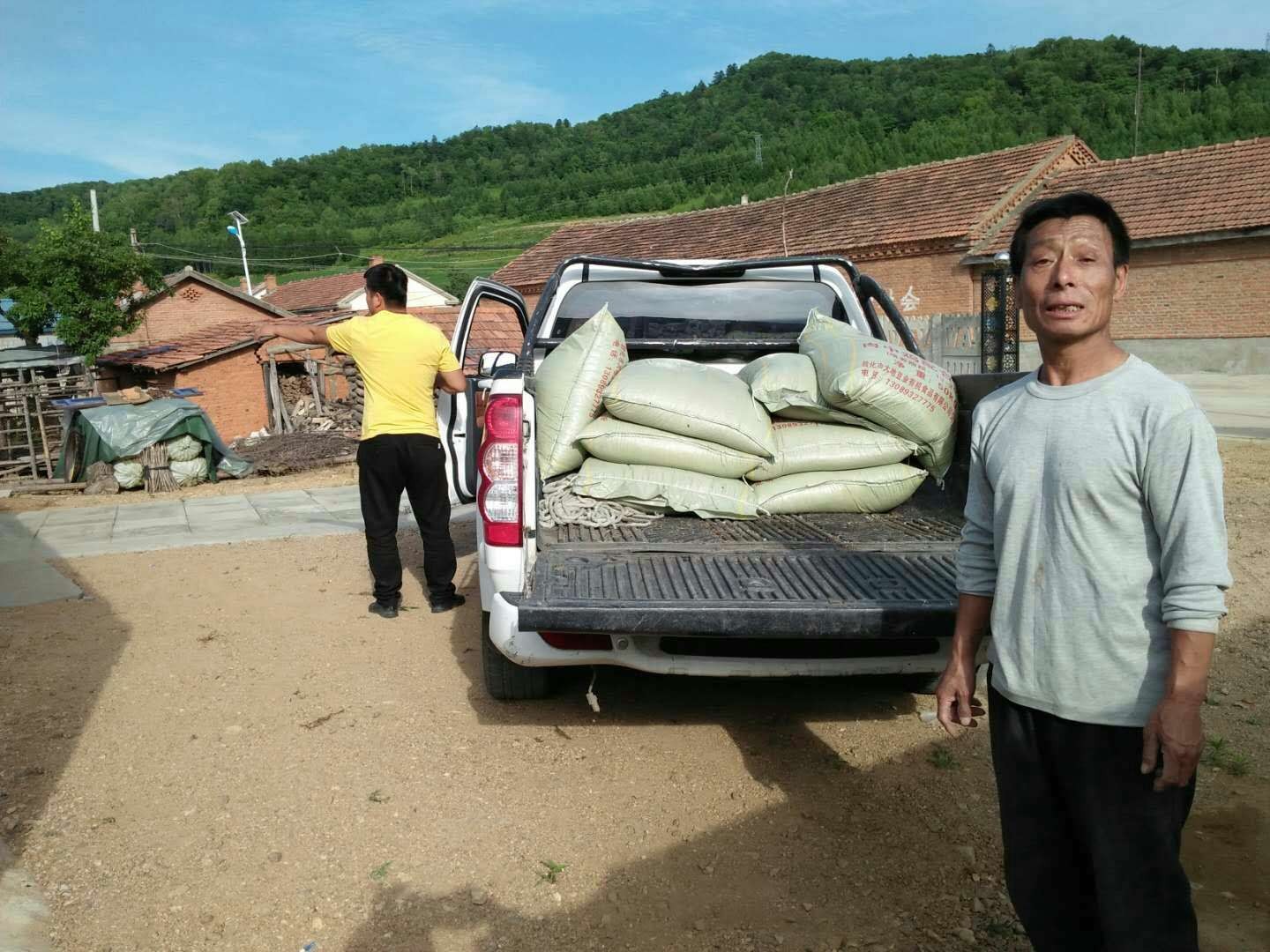 精准帮扶送鸡雏