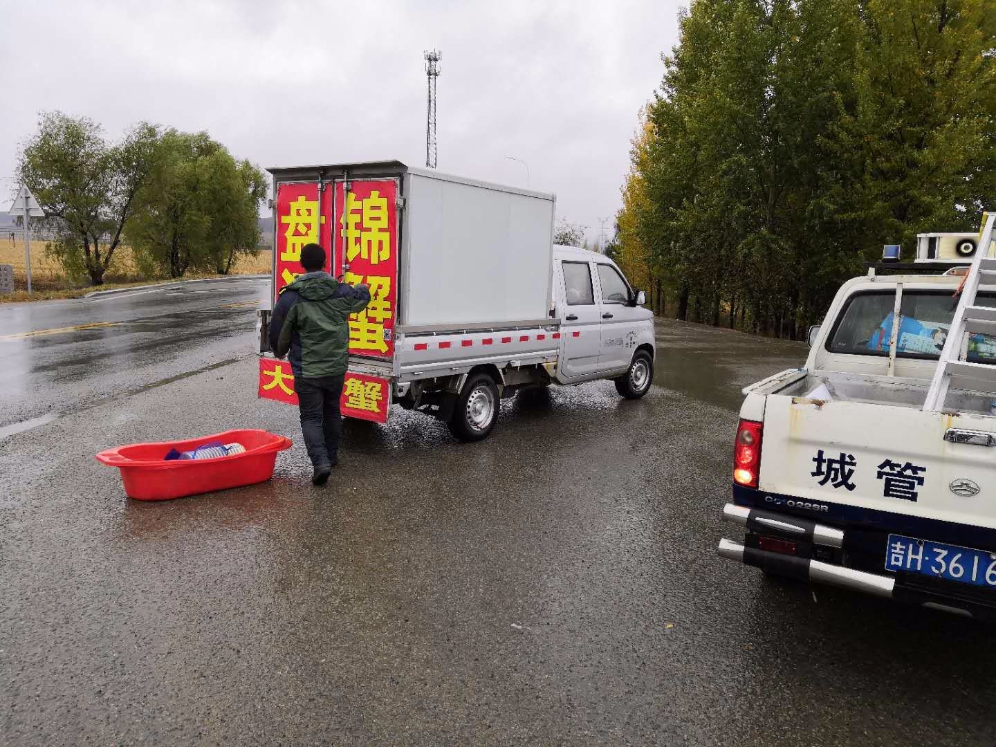 巡查高速口流动商贩