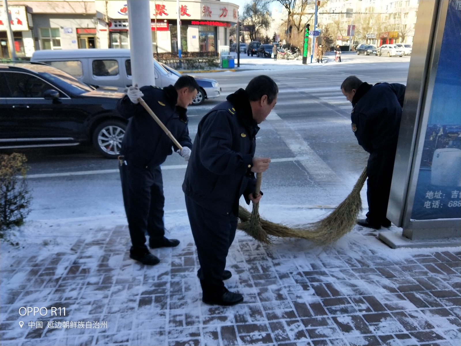 城管人员清理积雪