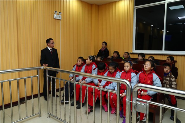 小学生参观法院