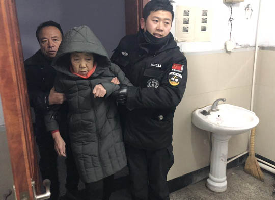 巡警救助走失老人