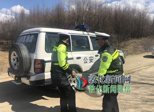 粗心司机遗落物品  交警热心追赶送回