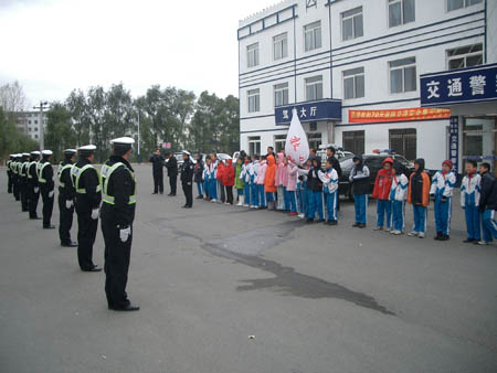 “警营开放日”活动让学生受到交通法规教育[图]