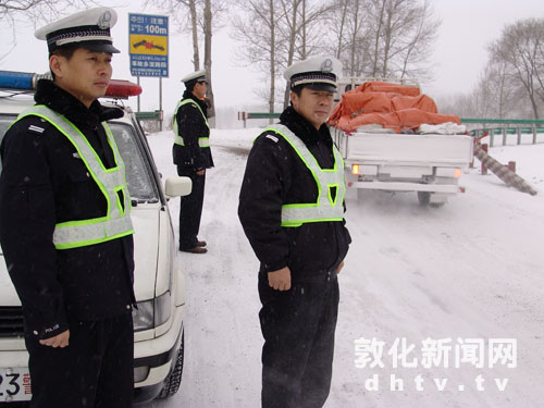 雪多路滑  交警加强路面巡查[图]