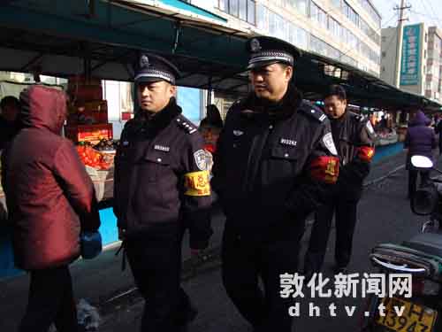 民警加强人员密集场所防控[图]