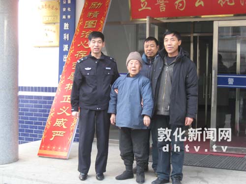 8旬老人探亲迷路 好民警热心相助[图]