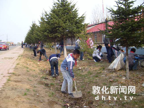 翰章百名学生捡拾垃圾[图]