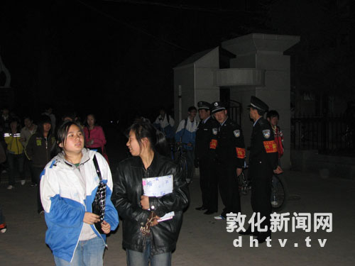 警灯闪烁护航夜行学生[图]