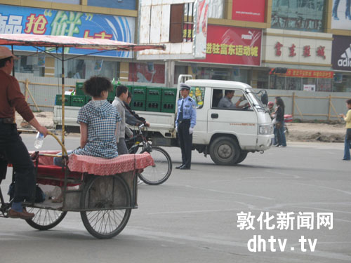 城区各大十字路口交警全天侯立岗[图]