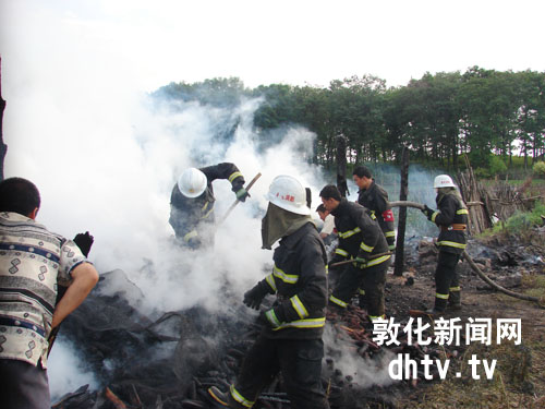 大意农民烧荒引发大火 消防全力保鹿舍[图]