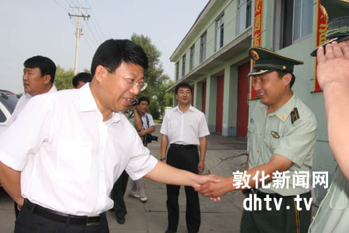 市委书记亲临一线慰问消防官兵[图]
