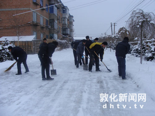 黄林高中师生帮居民区清雪［图］