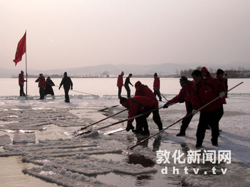 敦化冬泳队在六顶山水库开池【图】