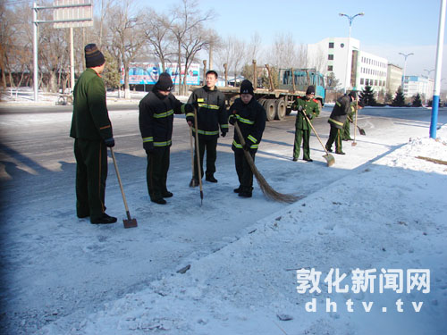 敦化消防官兵清扫街道冰雪［图］