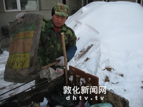 老赵冒雪清垃圾［图］