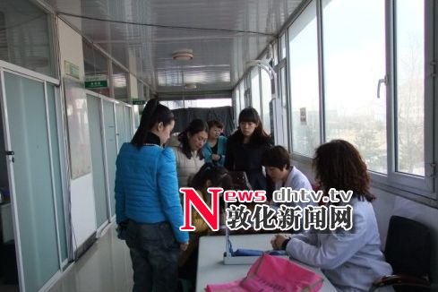 江滨社区积极开展“三送”服务宣传活动