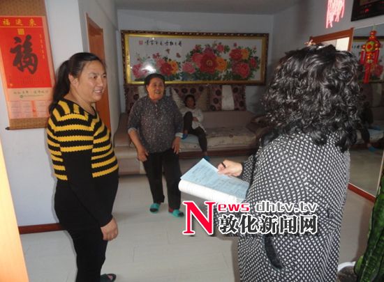 林泉社区入户走访宣传“再就业优惠政策”