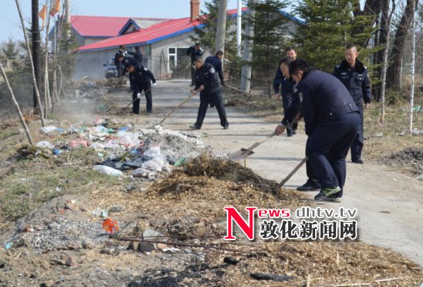 大石头派出所践行群众路线清理河堤卫生