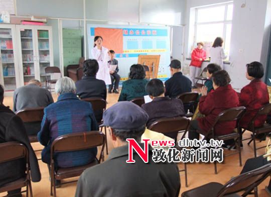 丹江卫生服务中心下乡为老年人讲解体检结果