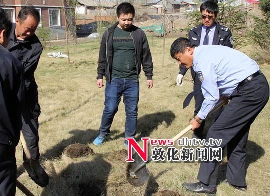 庆“双节”敦化森林公安开展植树活动