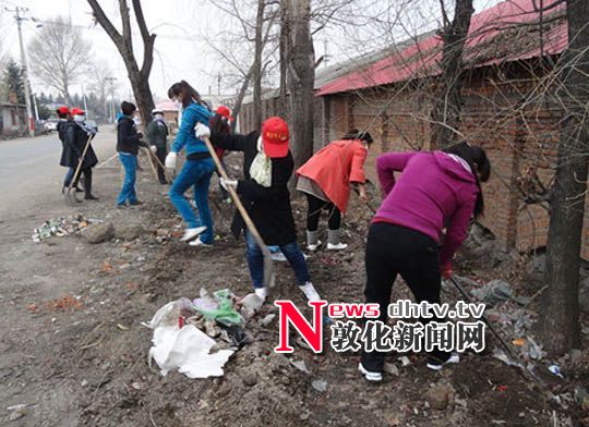 林源社区组织志愿者清理垃圾