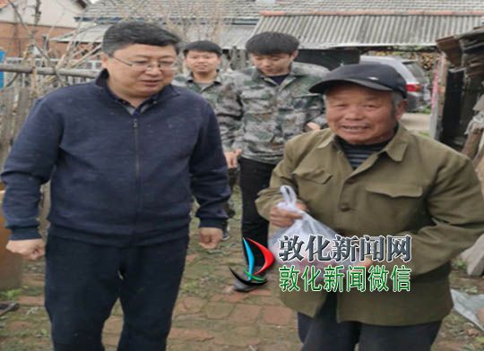 财政局端午节到包保贫困村走访送温暖
