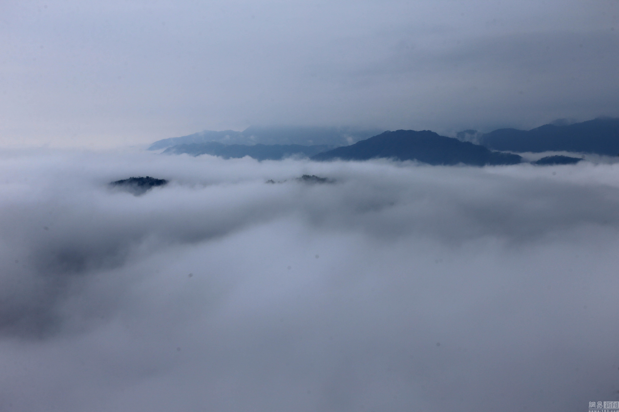 安徽黄山塔川雨后现罕见“瀑布流云”景观