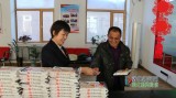 居民欢乐猜灯谜 闹元宵