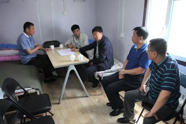县领导阿希格图、张健到平凤乡松江村检查指导抗震救灾和灾后重建工作