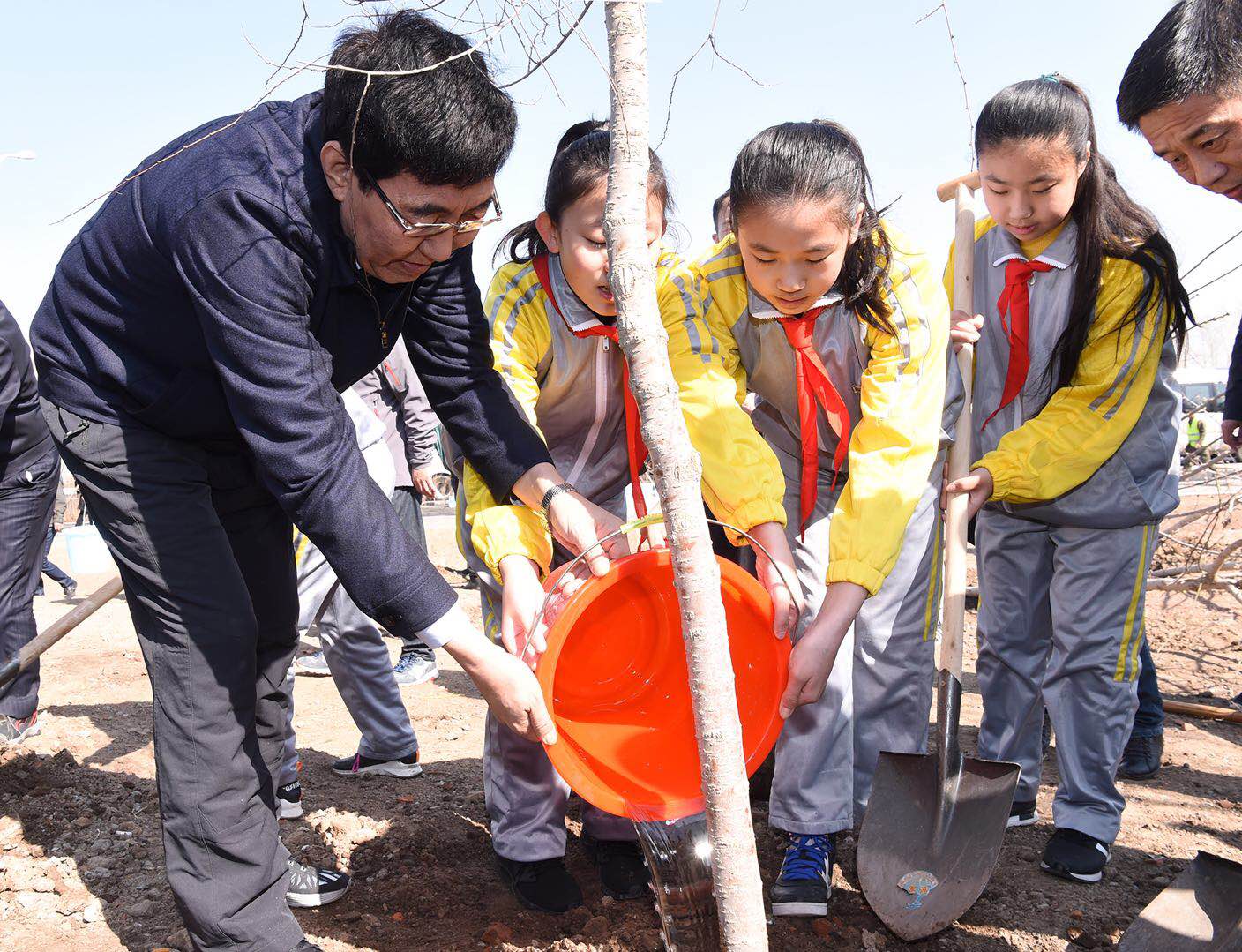 建设美丽吉林 守护绿色家园 巴音朝鲁景俊海江泽林参加义务植树