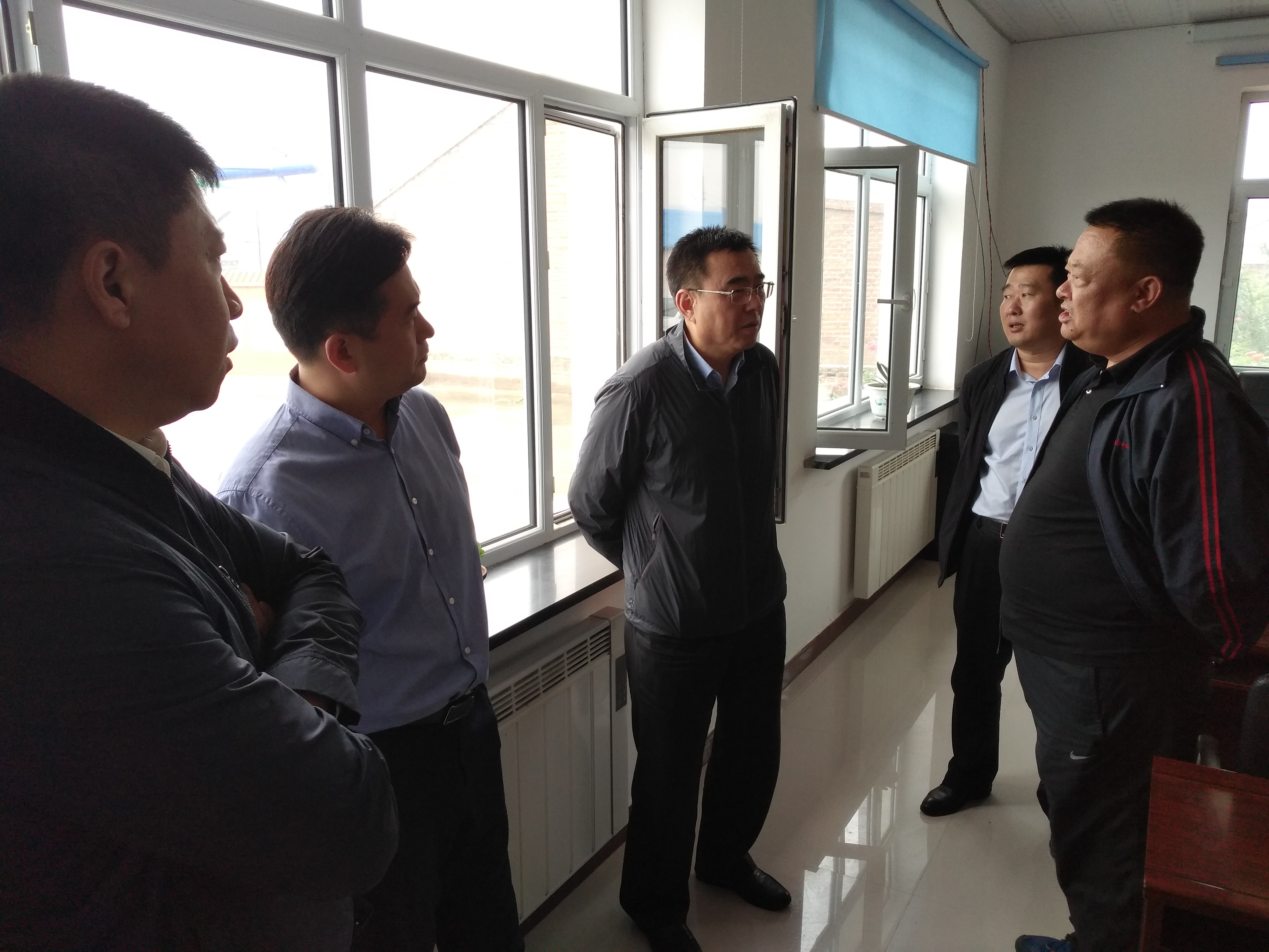 市政府副市长王浩、潘雷一行到哈拉毛都镇就扶贫攻坚工作 进行检查指导