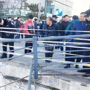 为勇士点赞！延吉一私家车冲破护栏意外坠河，外卖小哥跳水救出女司机