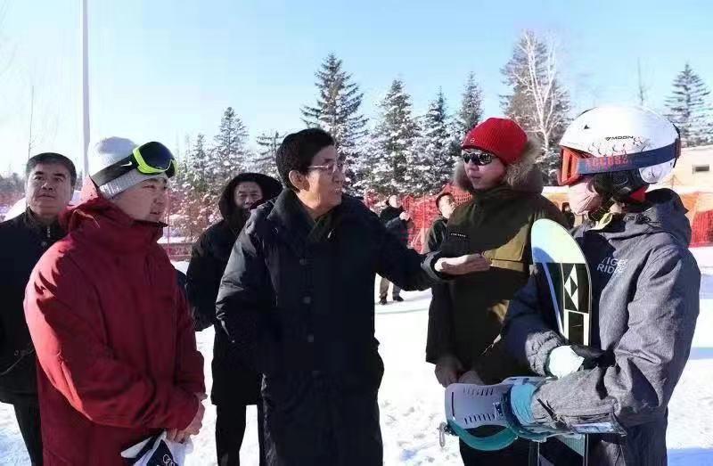 巴音朝鲁在长白山管委会调研时强调  牢固树立冰天雪地也是金山银山理念  扎实走好生态保护与生态旅游相得益彰之路